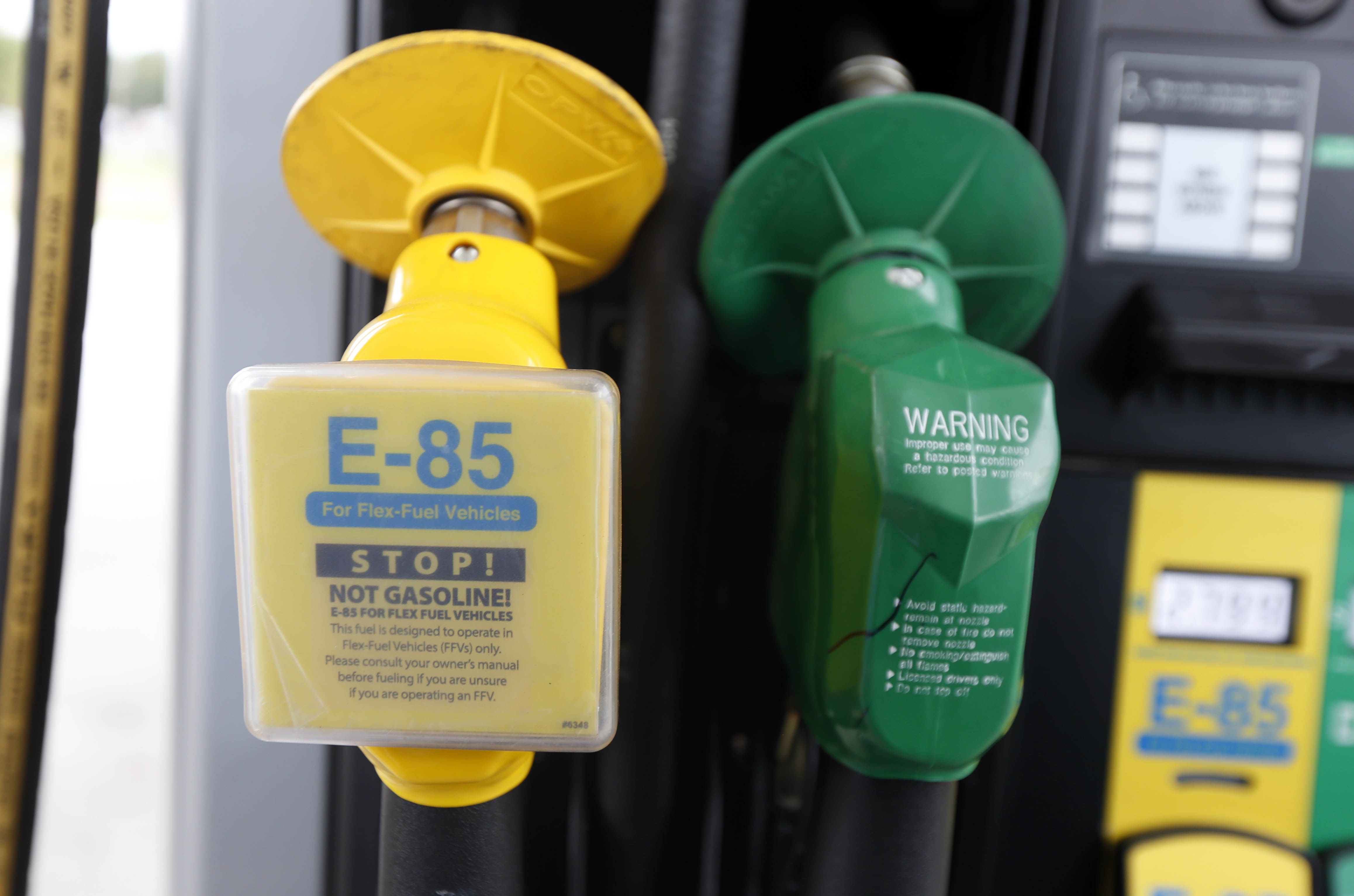 Какой бензин качественный. Бензин е85. Биоэтанол е85. E85 топливо. Ethanol топливо.